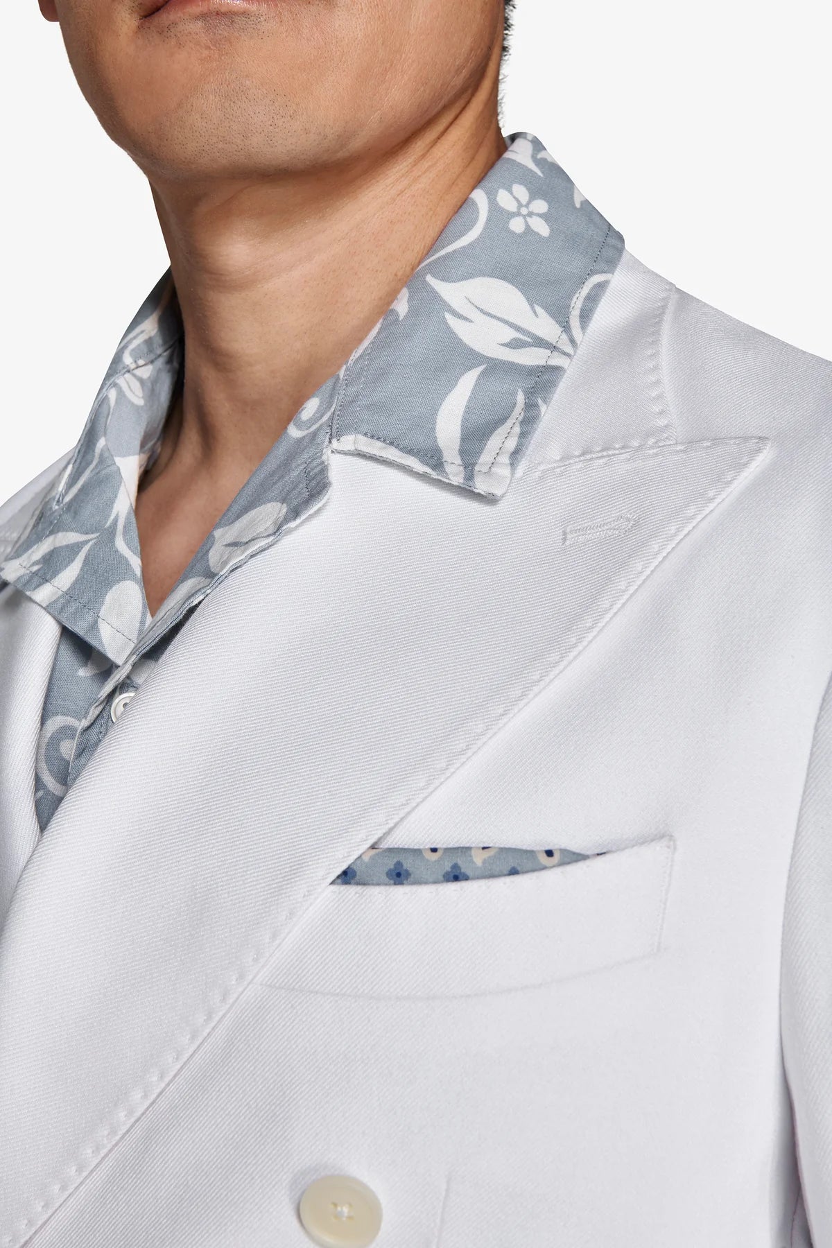 White double-breasted relaxed blazer