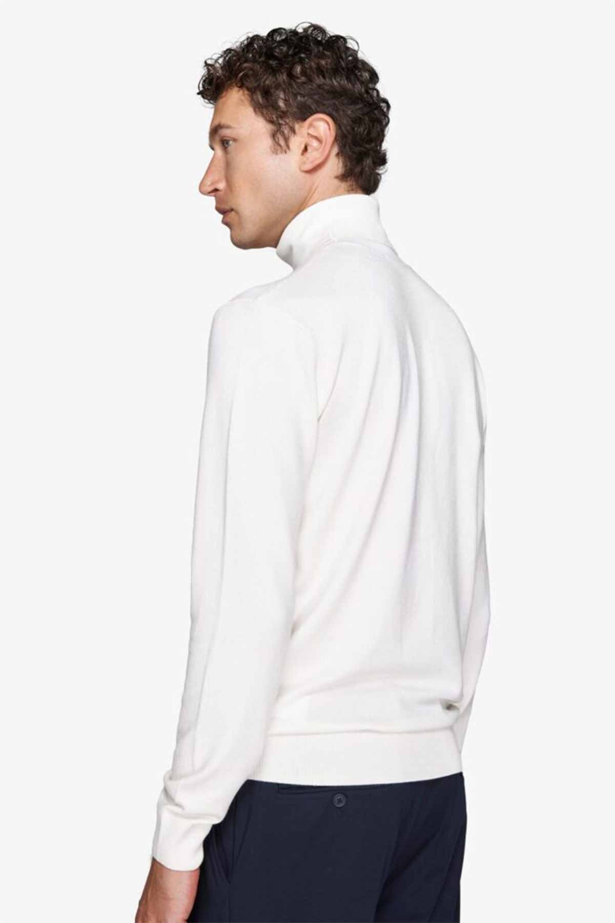 #color_Off White